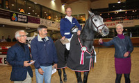 Fabel vainqueur des 5 ans avec Daniel Zurmühle, ici avec une partie du comité CHEVAL SUISSE