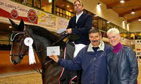 Campari VII et Adrian Schmid, vainqueur 6 ans, ici avec Barbara Knutti et Pierre Saunier du comité CHEVAL SUISSE